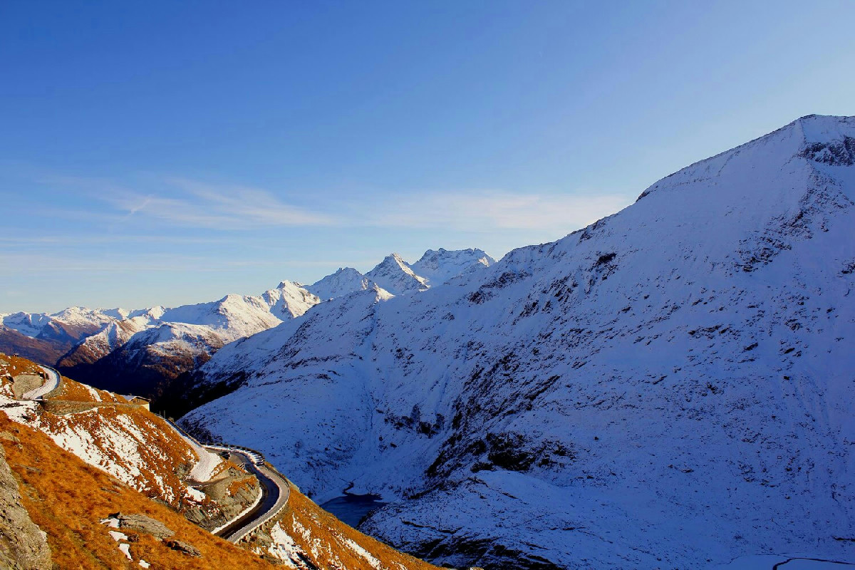 Il paesaggio alpino diventa un viaggio visivo tra vette da cartolina e panorami mozzafiato
