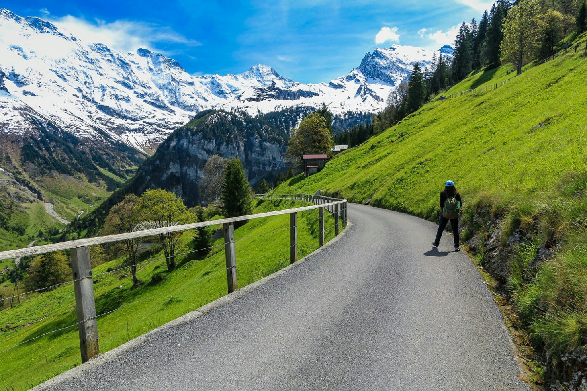 Il paesaggio alpino diventa un viaggio visivo tra vette da cartolina e panorami mozzafiato