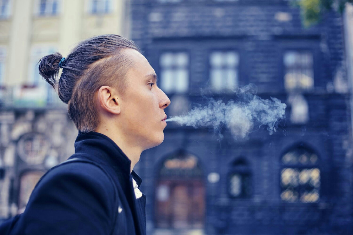 La puzza di sigaretta mi perseguita? Con questo rimedio naturale la casa torna profumata in poche ore