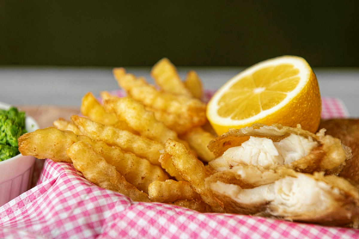 Il segreto per friggere il pesce a casa senza puzza? Pochi lo conoscono, ecco cosa cambia