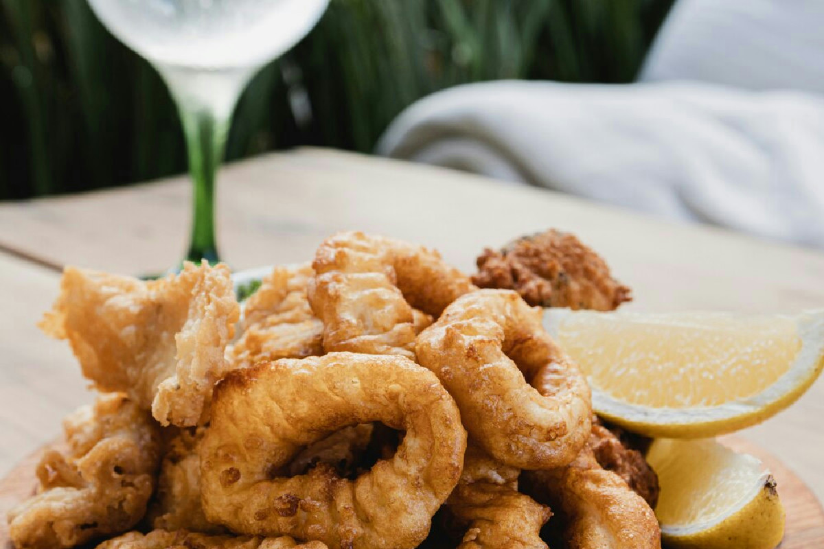 Il segreto per friggere il pesce a casa senza puzza? Pochi lo conoscono, ecco cosa cambia