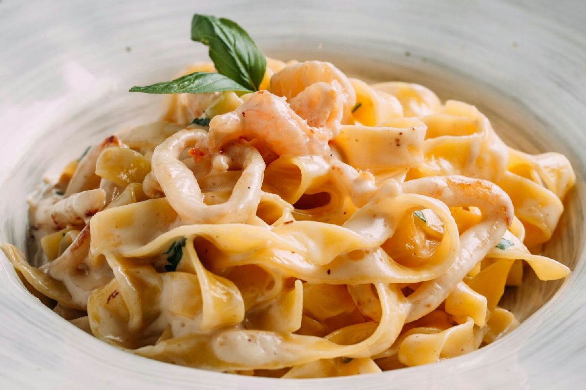 Tre semplici passaggi per preparare tagliatelle cremose al salmone affumicato dal gusto raffinato