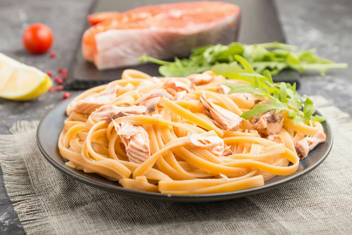 Tre semplici passaggi per preparare tagliatelle cremose al salmone affumicato dal gusto raffinato